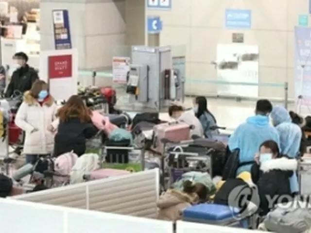 仁川空港の指定の場所で待機する入国者＝（聯合ニュース）