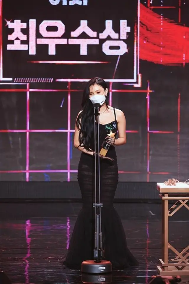 「MAMAMOO」メンバーファサが「2020 MBC放送芸能大賞」で破格的なシースルーのドレスを披露した。（画像提供:OSEN）