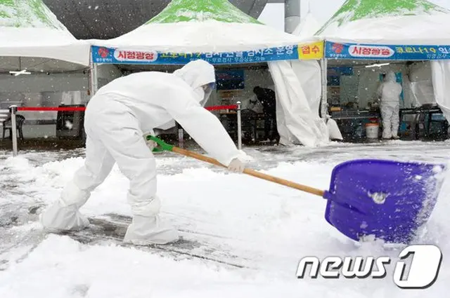 30日、韓国 光州の臨時選別診療所で、医療陣が除雪作業をしている（画像提供:wowkorea）