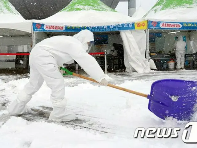 30日、韓国 光州の臨時選別診療所で、医療陣が除雪作業をしている（画像提供:wowkorea）