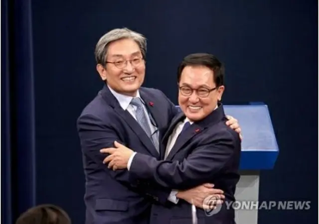 青瓦台であいさつする盧氏（左）と兪氏＝３１日、ソウル（聯合ニュース）