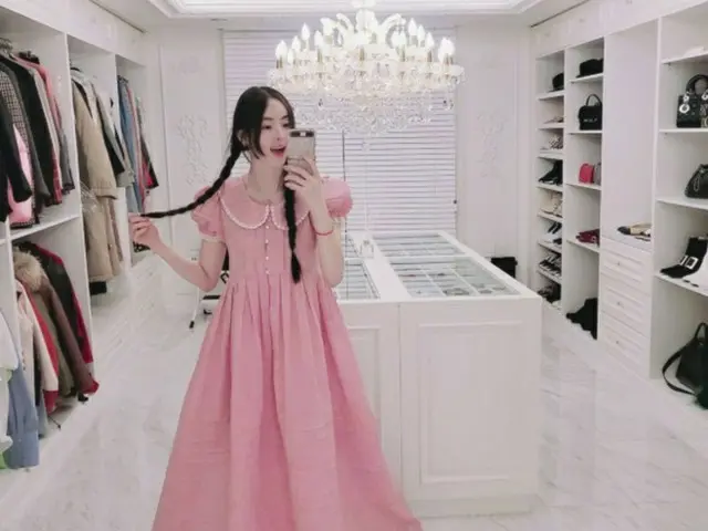 女優イ・ダヒ、パジャマ姿でラグジュアリーなドレスルームを公開（画像提供:wowkorea）