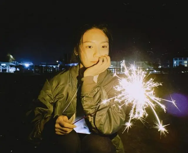 スヨン（少女時代）、夜中に雰囲気あふれる花火でリラックス（画像提供:wowkorea）