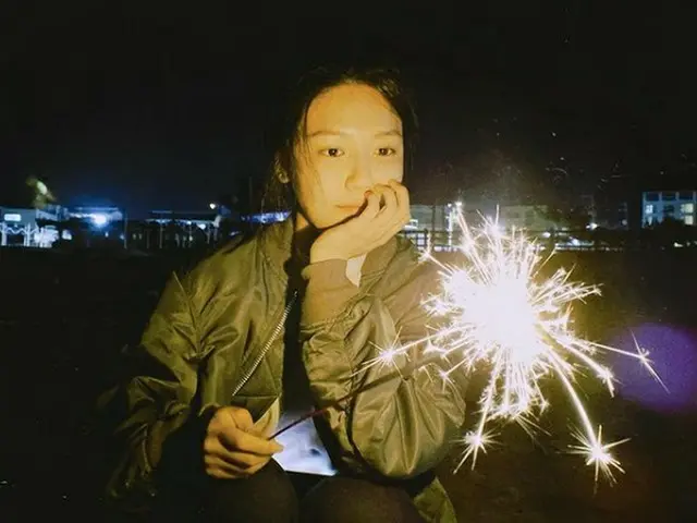 スヨン（少女時代）、夜中に雰囲気あふれる花火でリラックス（画像提供:wowkorea）