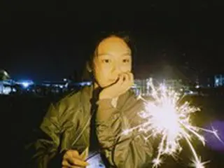 スヨン（少女時代）、夜中に雰囲気あふれる花火でリラックス