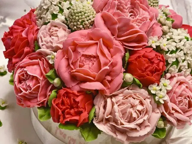 女優パク・ソルミが、親友ソ・ユジンが作ってくれた花のケーキを公開した。（画像提供:wowkorea）
