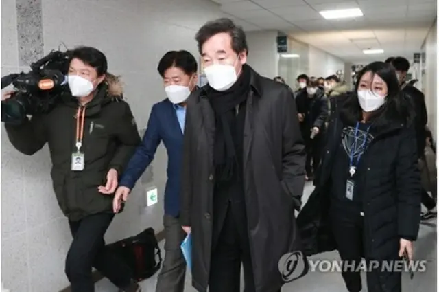 懇談会終了後に報道陣に囲まれる李洛淵氏＝３日、ソウル（聯合ニュース）