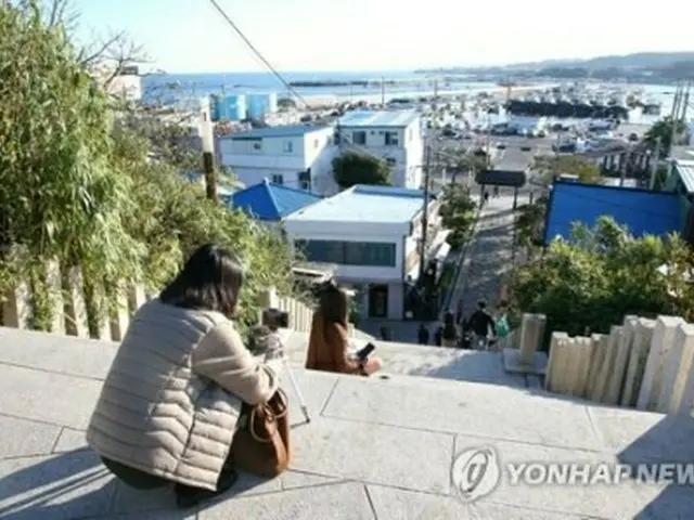 浦項の日本人家屋通りで記念撮影する観光客（資料写真）＝（聯合ニュース）