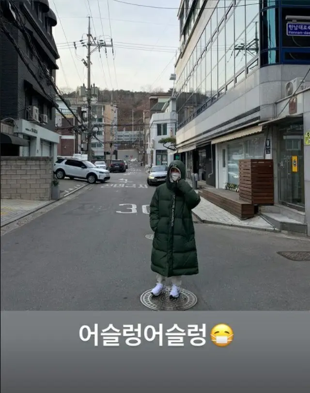 女優コ・ソヨン、ロングダウン着てブラブラ（画像提供:wowkorea）