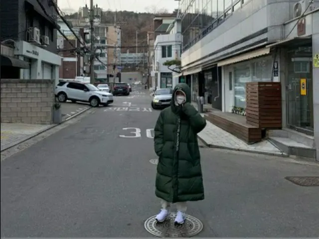 女優コ・ソヨン、ロングダウン着てブラブラ（画像提供:wowkorea）