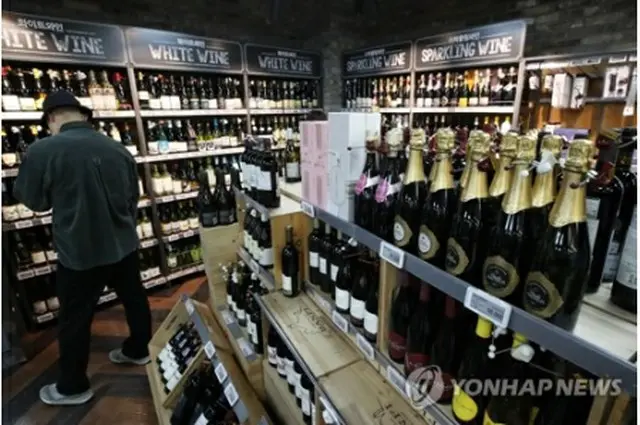 ソウル市内にある大型スーパーのワイン売り場（資料写真）＝（聯合ニュース）