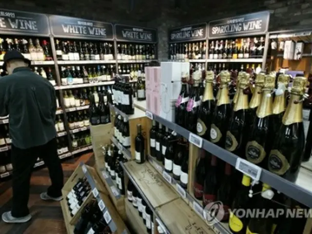 ソウル市内にある大型スーパーのワイン売り場（資料写真）＝（聯合ニュース）