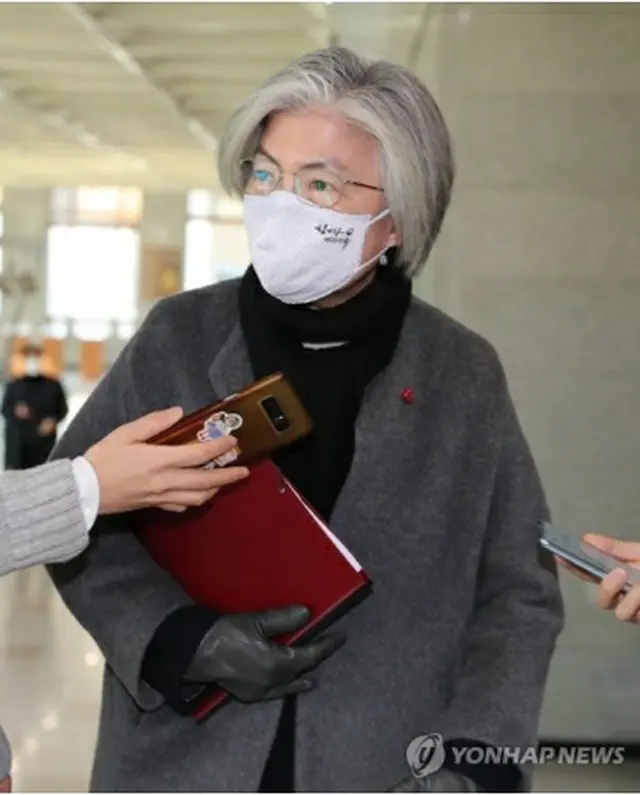 政府ソウル庁舎で記者団の質問に応える康氏＝5日、ソウル（聯合ニュース）