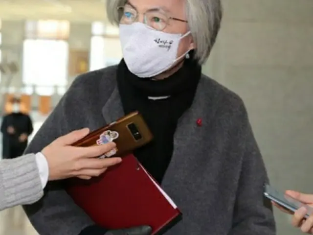 政府ソウル庁舎で記者団の質問に応える康氏＝5日、ソウル（聯合ニュース）