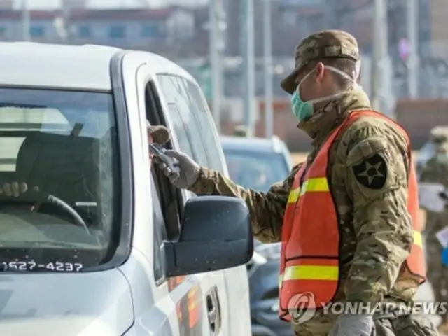 体温チェックを行う在韓米軍の将兵（写真と記事の内容は無関係）＝（聯合ニュース）