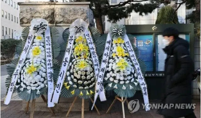 ソウル南部地検に市民らが送った女児を追悼する花輪が置かれている＝6日、ソウル（聯合ニュース）