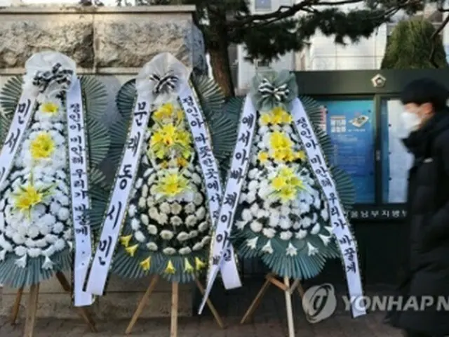 ソウル南部地検に市民らが送った女児を追悼する花輪が置かれている＝6日、ソウル（聯合ニュース）