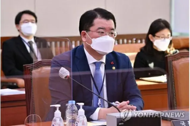 国会外交統一委員会に出席した外交部の崔鍾建第１次官＝６日、ソウル（聯合ニュース）