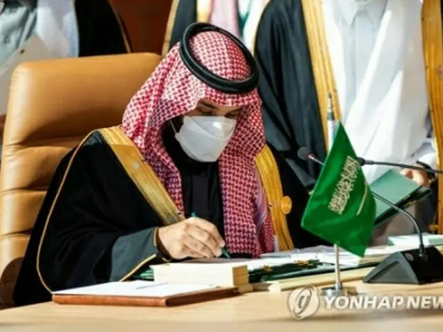 ＧＣＣ首脳会議で合意文書に署名するサウジアラビアのムハンマド皇太子（サウジアラビア王室提供）＝（聯合ニュース＝ＡＦＰ）≪転載・転用禁止≫