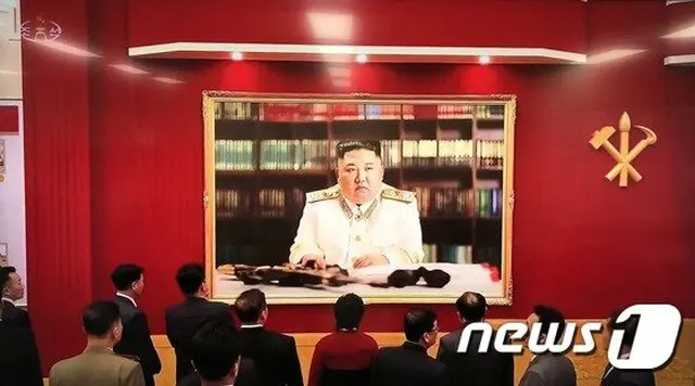 北朝鮮報道、軍元帥姿の金正恩委員長の大型写真公開、元首の偶像化進む（画像提供:wowkorea）