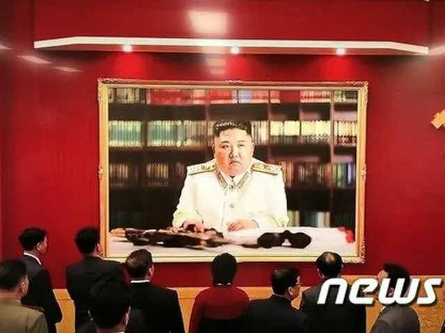 北朝鮮報道、軍元帥姿の金正恩委員長の大型写真公開、元首の偶像化進む（画像提供:wowkorea）