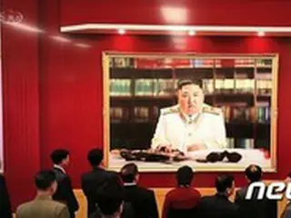 北朝鮮報道、軍元帥姿の金正恩委員長の大型写真公開、元首の偶像化進む