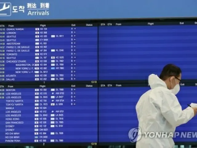 運航状況を伝える仁川国際空港の電光掲示板（資料写真）＝（聯合ニュース）