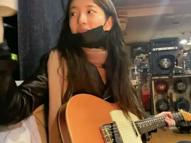 “ギターを弾く美少女”スジ（元Miss A）、つま弾く姿もまるでCMのような絵になるショットを公開（画像提供:wowkorea）