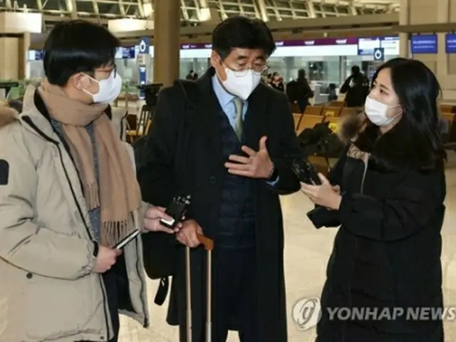 仁川空港で記者団の質問に応える高氏＝6日、仁川（聯合ニュース）