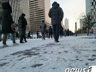道路凍結に地下鉄故障まで…寒波・大雪で通勤に混乱＝韓国