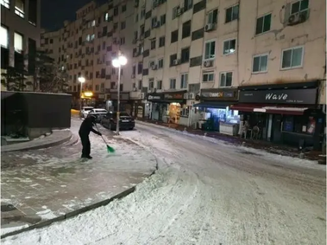 雪が積もったソウル市内の道路＝（聯合ニュース）