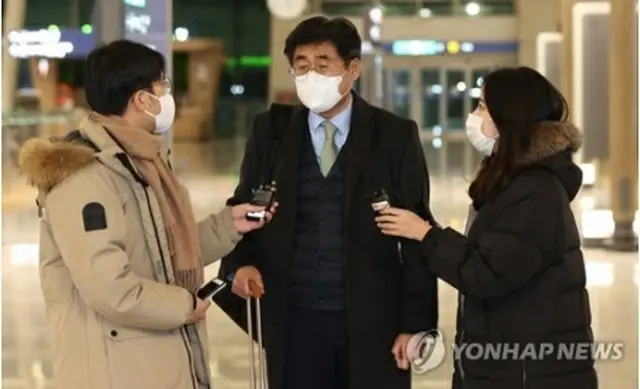 仁川空港で記者団の質問に応える実務代表団団長の高ギョン錫（コ・ギョンソク）外交部アフリカ中東局長＝（聯合ニュース）