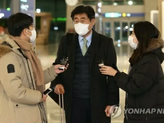 仁川空港で記者団の質問に応える実務代表団団長の高ギョン錫（コ・ギョンソク）外交部アフリカ中東局長＝（聯合ニュース）