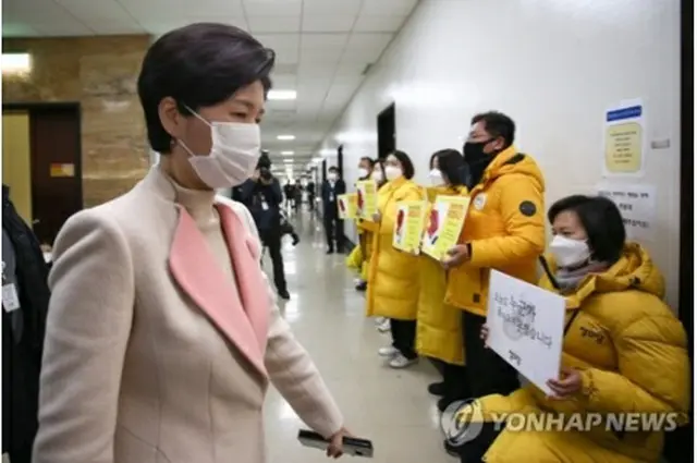 国会で、正義党の議員らが法制司法委の法案審査小委員会の白恵蓮委員長（左）に対し「きちんとした重大災害企業処罰法の制定を」と訴えている＝7日、ソウル（聯合ニュース）