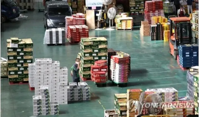 秋夕（中秋節）を控えた昨年９月下旬、閑散とした様子の青果市場（資料写真）＝（聯合ニュース）