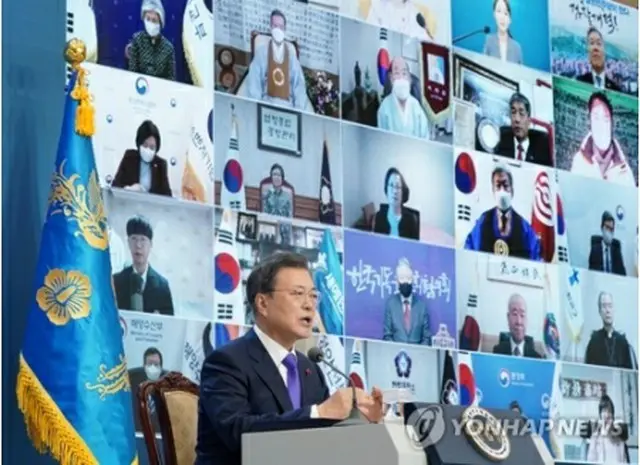 ５０台のモニターを背にあいさつする文大統領＝（聯合ニュース）