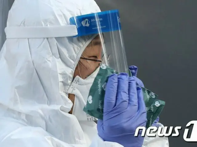 寒波が続く中、韓国 大田の保健所に設置された新型コロナ選別診療所で勤務している医療陣（画像提供:wowkorea）
