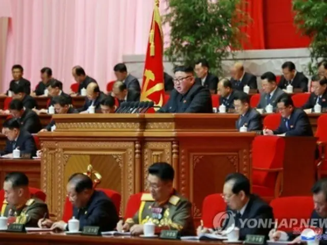 6日の党大会で事業総括報告を行う金委員長＝（朝鮮中央通信＝聯合ニュース）