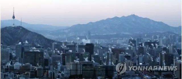 ソウル都心のビルから暖房による白い蒸気が上がっている＝８日、ソウル（聯合ニュース）