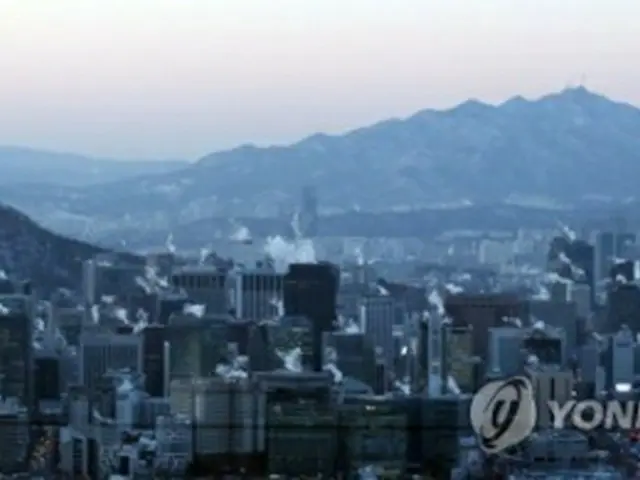 ソウル都心のビルから暖房による白い蒸気が上がっている＝８日、ソウル（聯合ニュース）