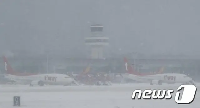 暴風雪で済州の空の道が麻痺、全便欠航で2万人が孤立＝韓国（画像提供:wowkorea）