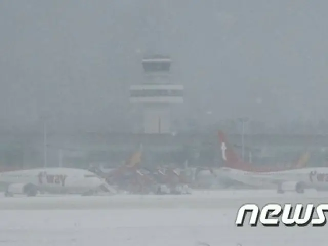 暴風雪で済州の空の道が麻痺、全便欠航で2万人が孤立＝韓国（画像提供:wowkorea）