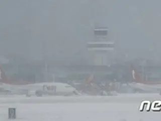 暴風雪で済州の空の道が麻痺、全便欠航で2万人が孤立＝韓国