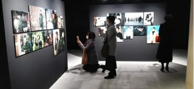 展示を写真に収める来場者＝（聯合ニュース）