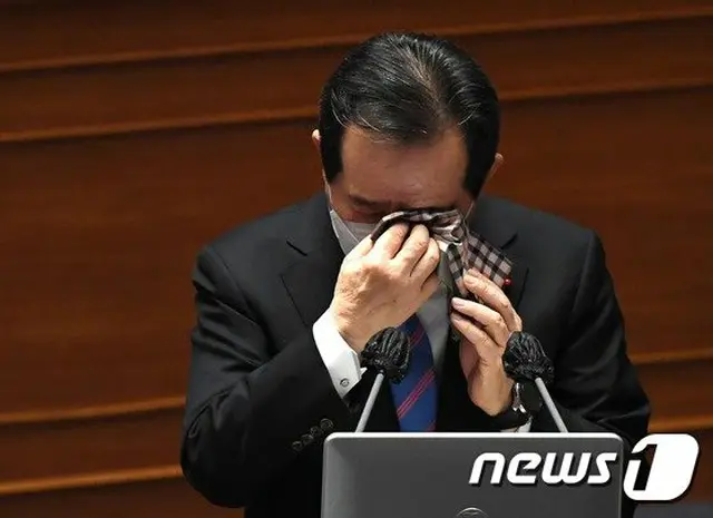 韓国総理、懸案質疑中に“涙”＝「自営業者の涙をどうやって拭うのか」（画像提供:wowkorea）