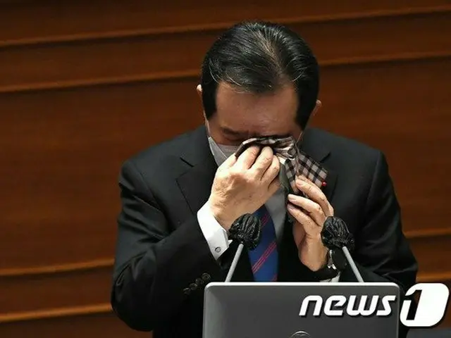 韓国総理、懸案質疑中に“涙”＝「自営業者の涙をどうやって拭うのか」（画像提供:wowkorea）