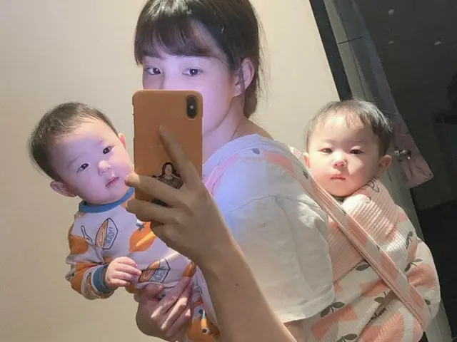 ユルヒが双子を抱えて撮った写真を公開した。（画像提供:OSEN）