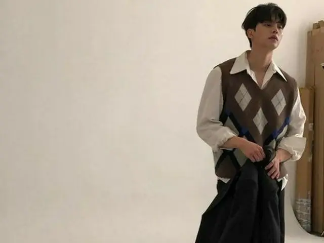 俳優ソン・ガン、シャツとニットベストのスタイリングに彼氏ショット完成（画像提供:wowkorea）