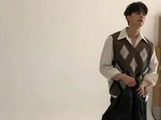 俳優ソン・ガン、シャツとニットベストのスタイリングに彼氏ショット完成