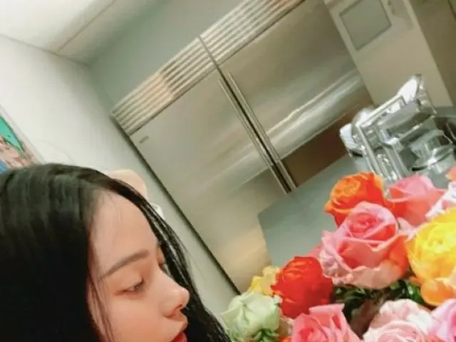 女優ミン・ヒョリン、SOL（BIGBANG）にプレゼントされた大きな花束に感動？バラより美しい横顔（画像提供:wowkorea）
